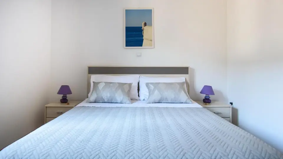 Bedroom of the Comfort One-Bedroom Apartment with Terrace at California Apartments, with the large double bed