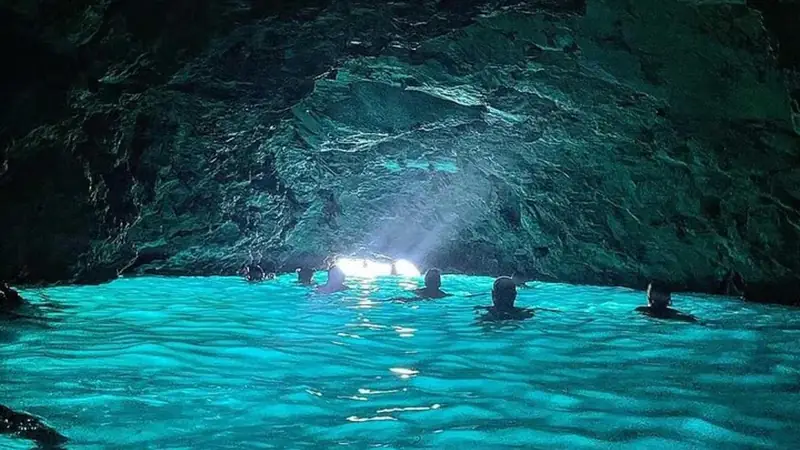 Blue Cave and Šunj beach by speedboat, small group